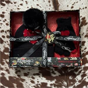 Ed Hardy Hat & Glove set